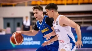 Гравець України U-20 атакує захист Албанії на Євробаскеті U-20