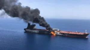 Палаючий російський танкер у Азовському морі після удару ЗСУ
