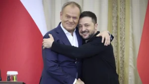 Президент Зеленський і премєр Туск обіймаються на зустрічі в Любліні