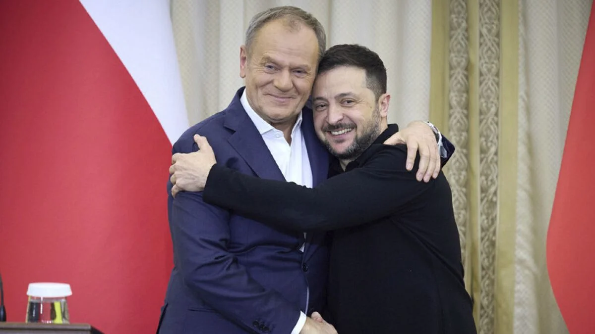 Президент Зеленський і премєр Туск обіймаються на зустрічі в Любліні