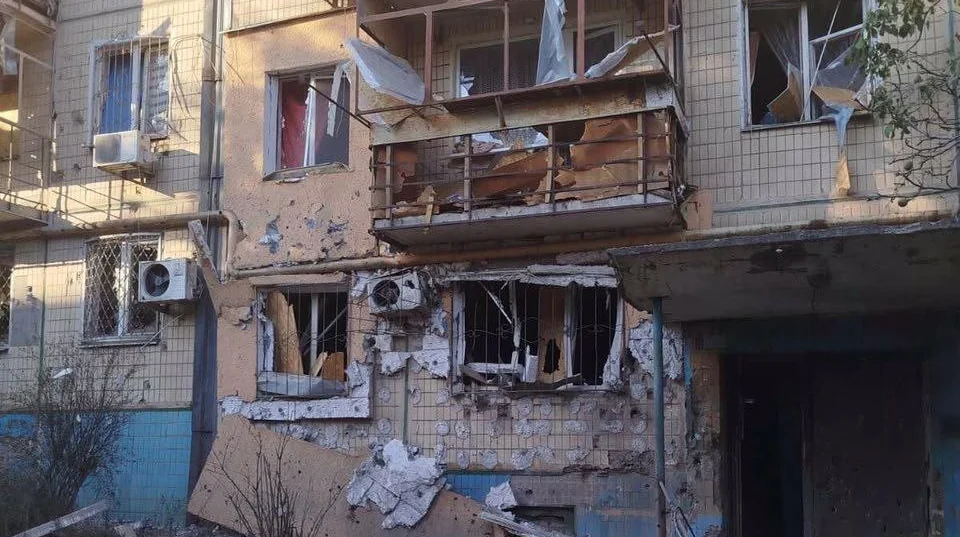 Пошкоджений багатоповерхівка в Нікополі з розбитими вікнами та балконом після обстрілу