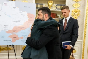 Зеленський обіймає Мелоні біля карти окупованих територій України