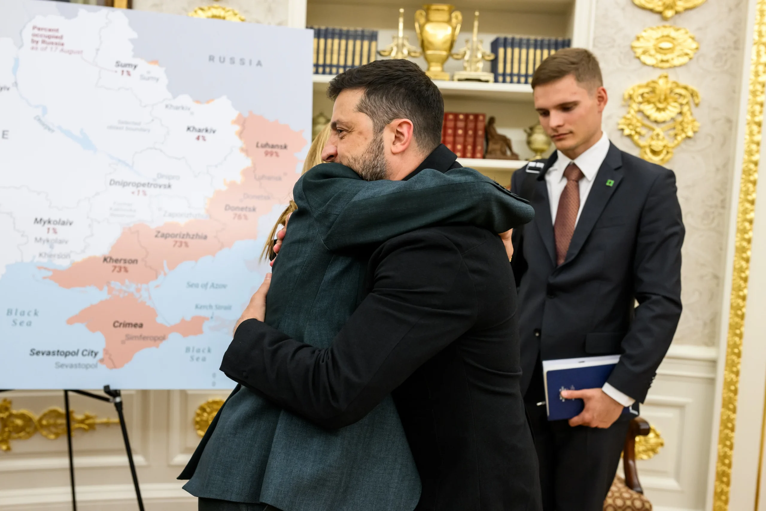 Зеленський обіймає Мелоні біля карти окупованих територій України