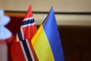 Прапори Норвегії та України стоять поруч на підставках