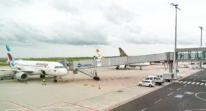 Літак Eurowings біля телетрапа 132 аеропорту Лейпциг-Галле на пероні