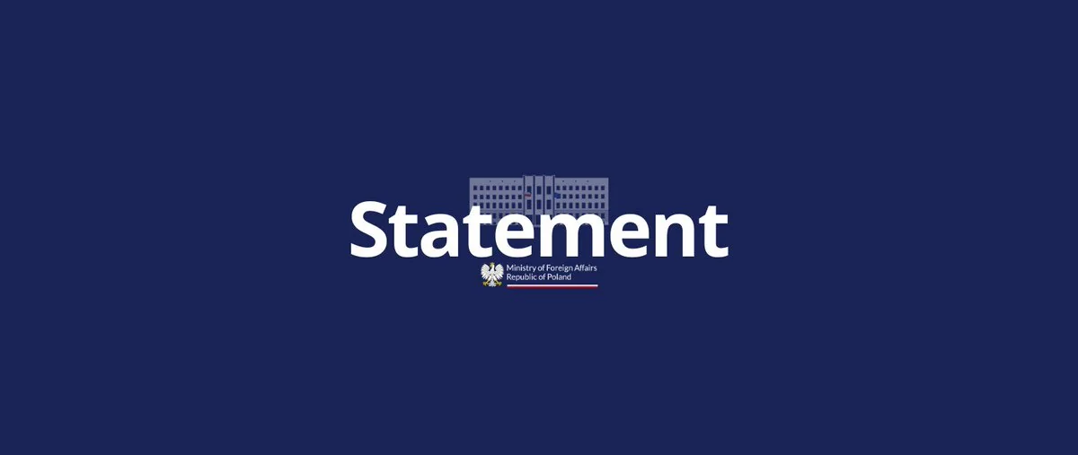 Тёмно-синий фон с белой надписью Statement и логотипом МИД Польши
