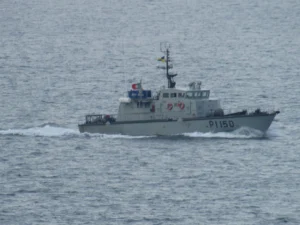 Португальский патрульный катер ВМС P1150 плывёт по морю во время охраны границы