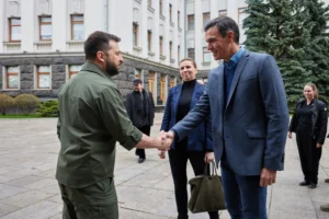 Зеленський тисне руку Санчесу, поруч Фредеріксен біля будівлі у Києві