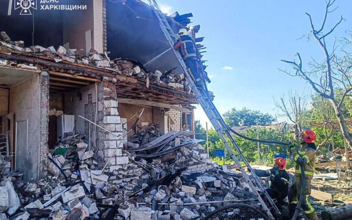Рятувальники ДСНС на драбині біля зруйнованого будинку після обстрілу