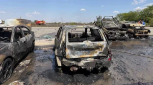 Згорілі автомобілі на асфальті після пожежі від удару дронів