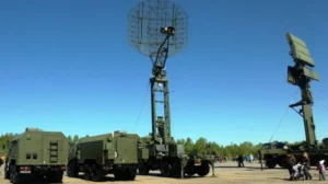 Мобильные российские радиолокационные станции на грузовиках под голубым небом