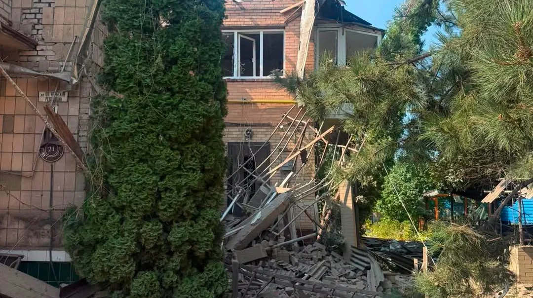Зруйнований цегляний будинок у Слов’янську з уламками після авіаудару