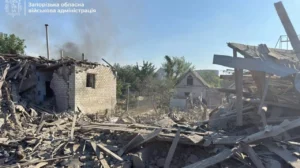 Зруйновані приватні будинки та купи уламків під димом після удару КАБ у Запоріжжі