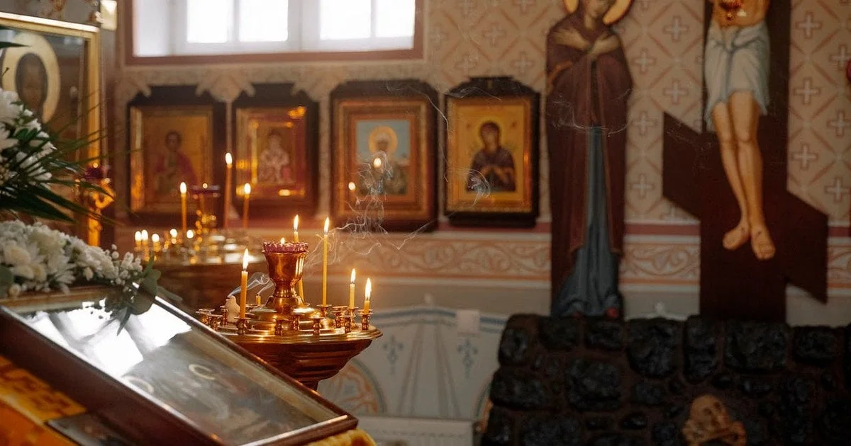 Інтер’єр православного храму з іконами, свічками, кадилом і розп’яттям