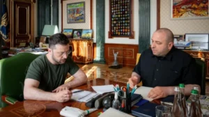Зеленский и Умеров сидят за столом в президентском кабинете во время разговора