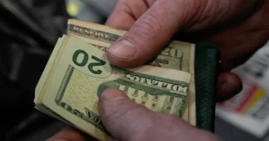 Долар на суботу — 44,66 грн, євро втратив 21 коп.